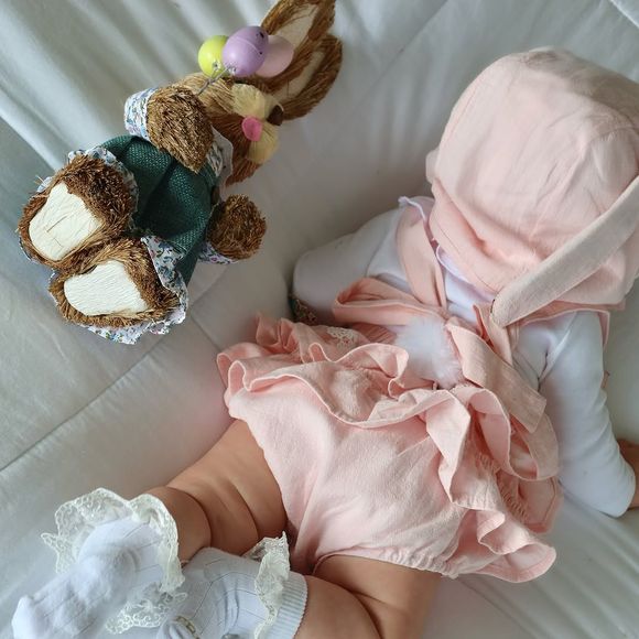 Jade Magalhães mostrou a filha com Luan Santana vestida de coelhinha