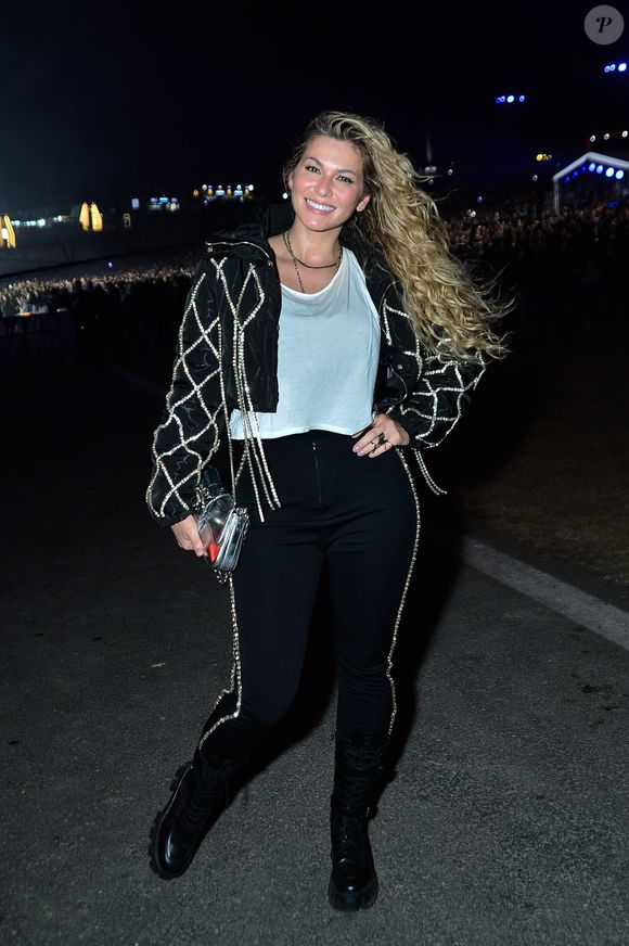 The Town 2025: Lívia Andrade atrelou o preto básico e deixou seu look mais requintado com brilhos e strass