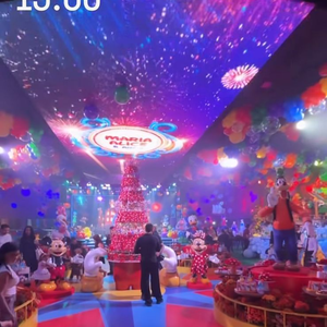 Com mais de 2 metros de altura, o bolo cenográfico inspirado no Mickey Mouse virou um dos destaques da decoração da festa milionária de Maria Alice