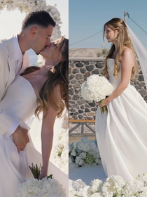 Vestido de noiva princesa tomara que caia, véu longo e buquê branco: Isabella Rousso se casa com Gabriel Martinelli em cerimônia intimista para 40 convidados em Santorini; fotos