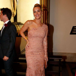 Vestido rosa antigo para madrinha de casamento: Carol Dieckmann surgiu com produção romântica no casamento de Preta Gil