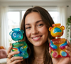 Lançada em 1983, Moschino aposta em Toy 2 Gummy e Yummy, novas fragrâncias femininas com frascos tie-dye únicos e inspiração em doces: lançamento de perfumes chega ao Brasil em parceria com a Fini