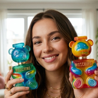 Lançada em 1983, Moschino aposta em Toy 2 Gummy e Yummy, novas fragrâncias femininas com frascos tie-dye únicos e inspiração em doces: lançamento de perfumes chega ao Brasil em parceria com a Fini