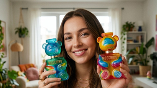 Lançada em 1983, Moschino aposta em Toy 2 Gummy e Yummy, novas fragrâncias femininas com frascos tie-dye únicos e inspiração em doces: lançamento de perfumes chega ao Brasil em parceria com a Fini