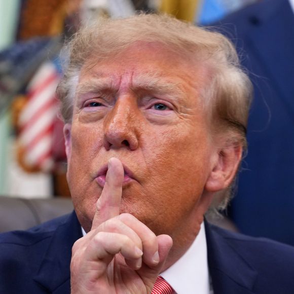 Meses após o suposto episódio de 1993, Donald Trump teria telefonado para Beatrice Keul na Suíça e oferecido novamente ajuda para conseguir um visto e uma vaga na Universidade de Nova York. Segundo o relatório obtido pela revista People, a modelo recusou a proposta