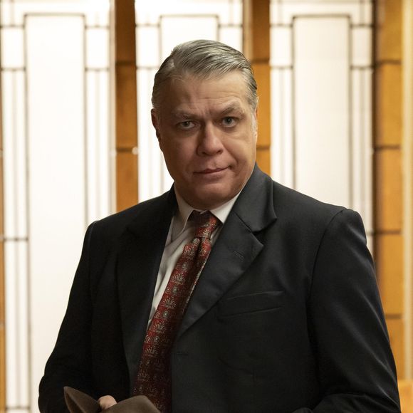 Resumo da novela 'Garota do Momento': Lígia acredita que Juliano tenha sido o mandante do incêndio na boate.