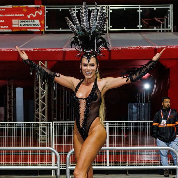 Musa da Gaviões da Fiel, Erika Schneider ousou com um body super cavado com transparência estratégica