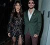 Rafa Kalimann escolheu um vestido curto de paetês com estampas coloridas, combinado a meia-calça preta e scarpin, enquanto Nattan apostou em blazer verde e calça marrom