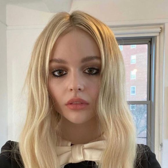 A atriz Emily Lind é adepta da estética 'Tired Girl MakeUp'