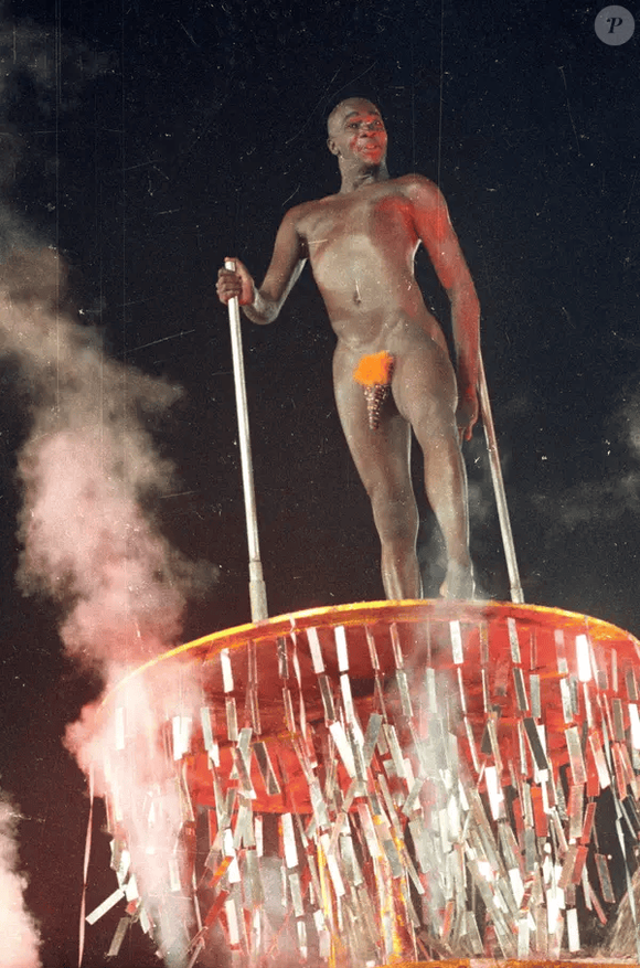 Jorge Lafond como destaque, em cima de um vulcão, no desfile da Beija-Flor, em 1990, com o enredo 'Todo mundo nasceu nu' —
