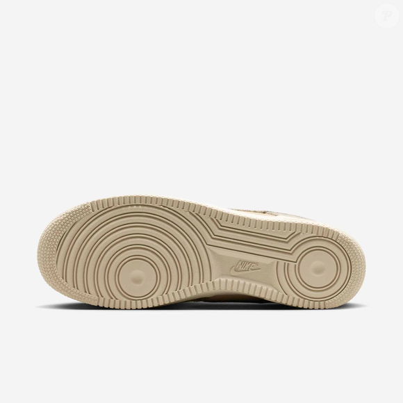 A sola de borracha do Nike Air Force 1 conta com pontos de pivô, recurso que ajuda a garantir aderência e durabilidade, enquanto a parte superior em couro possui biqueira perfurada para favorecer ventilação e conforto