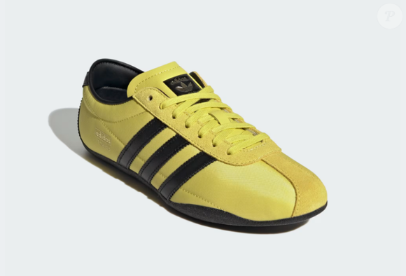 Tênis Adidas Tokyo pode ser usado tanto em looks mais descontraídos, com combinações de cores, ou até mesmo em propostas mais básicas, deixando o modelo amarelo com marrom sendo o destaque da produção.