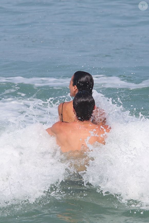 Bruna Marquezine e Shawn Mendes se refrescaram em dia de nem muito sol quente no Rio