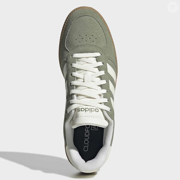 O Tênis Adidas Breaknet Sleek Suede Feminino, na cor verde, pode ser uma opção para quem deseja sair das combinações tradicionais com tênis pretos e brancos. A tonalidade acrescenta um toque de cor ao visual e permite explorar novas possibilidades na hora de montar produções casuais