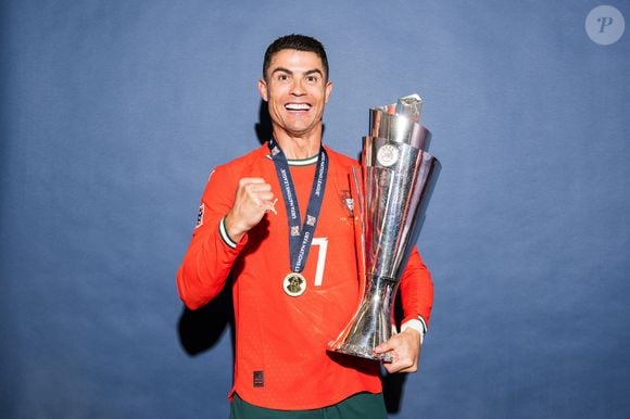 Essa é a foto mais recente de Cristiano Ronaldo, campeão da Liga das Nações com Portugal. Que diferença do início da carreira!