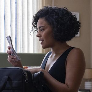 Maria de Fátima (Bella Campos) pega os dólares e vai comemorar com César (Cauã Reymond) na novela 'Vale Tudo'