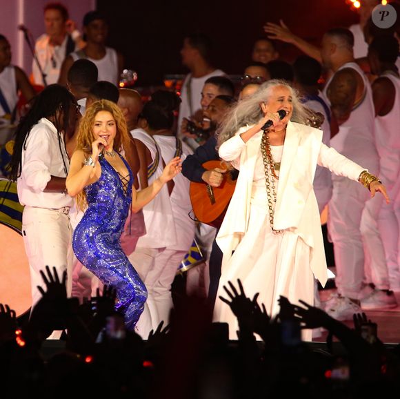 Shakira também se apresentou com Maria Bethânia e a bateria da Grande Rio ao som de 'O Que É O Que É?'