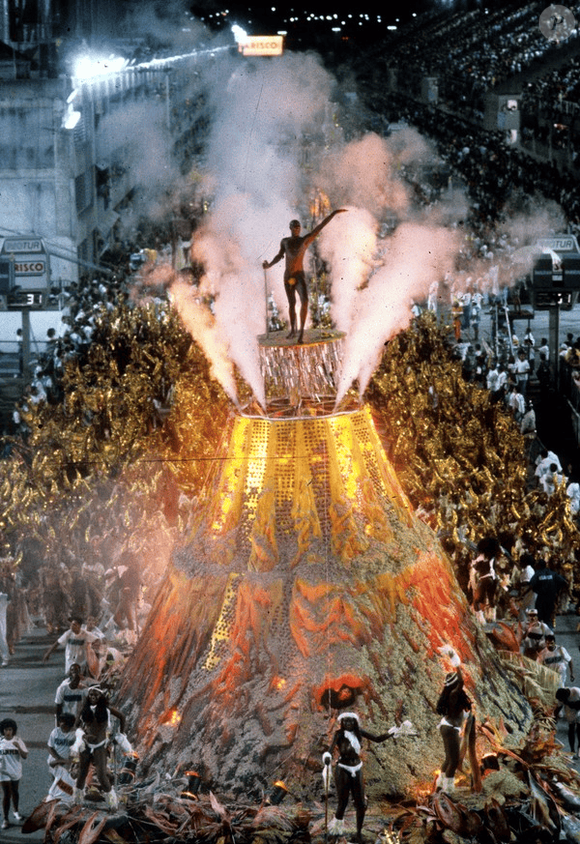 visão completa da alegoria-vulcão em que Lafond desfilou, em 1990, pela Beija-Flor, com o enredo "Todo mundo nasceu nu"