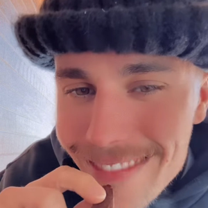 Um representante do cantor negou recentemente as acusações de que ele estaria usando drogas após internautas se preocuparem com o comportamento e sua aparência.