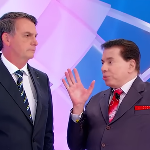 Silvio Santos admitiu que consideraria pegar uma arma caso ouvisse um ruído suspeito dentro de casa. 'Se eu tiver uma arma em casa e ouvir um ruído é claro que eu não vou sair de cueca pra pegar o cara... Eu vou pegar a arma, lógico', afirmou o apresentador, provocando uma reação positiva de Jair Bolsonaro