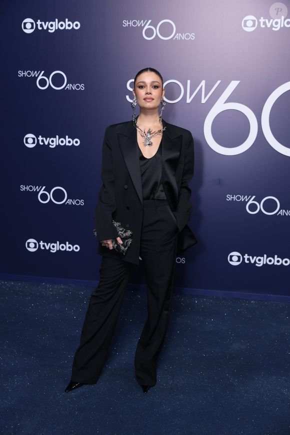 Sophie Charlotte escolheu um oversized social, garantindo que o foco caísse para seus acessórios, como o colar 'diferentão'. Um luxo!