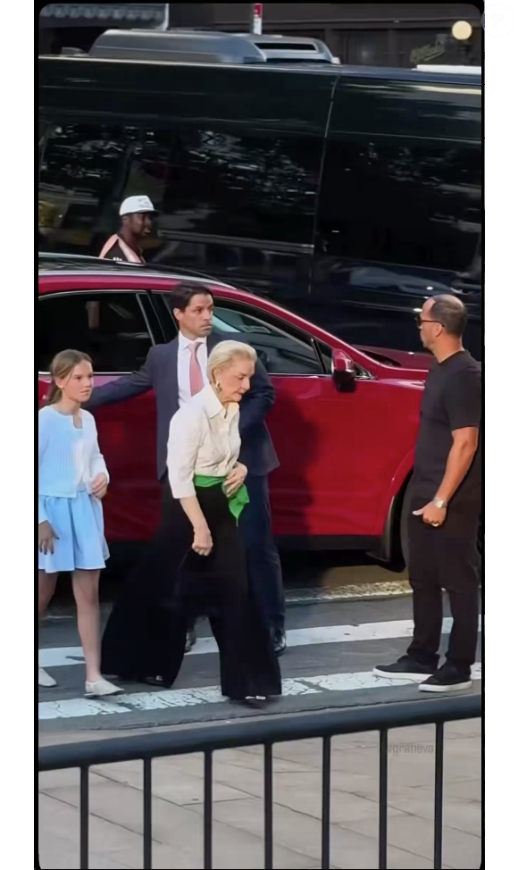 Carolina Herrera completou o visual com sapatos de salto alto, o que deixou muita gente impressionada nas redes sociais