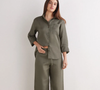Fugindo do preto e do bege tradicionais, a calça verde de linho da Intimissimi surge como uma opção sofisticada para quem quer adicionar cor ao guarda-roupa de inverno sem exageros