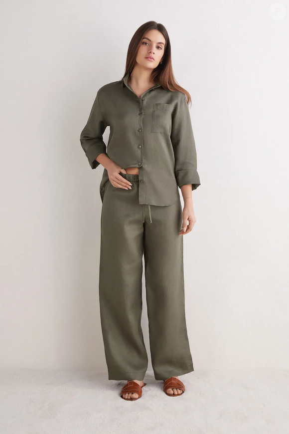 Fugindo do preto e do bege tradicionais, a calça verde de linho da Intimissimi surge como uma opção sofisticada para quem quer adicionar cor ao guarda-roupa de inverno sem exageros
