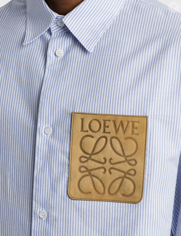 A peça da grife Loewe escolhida por Bruna Marquezine chamou atenção pelo estilo oversized e pelo valor elevado.