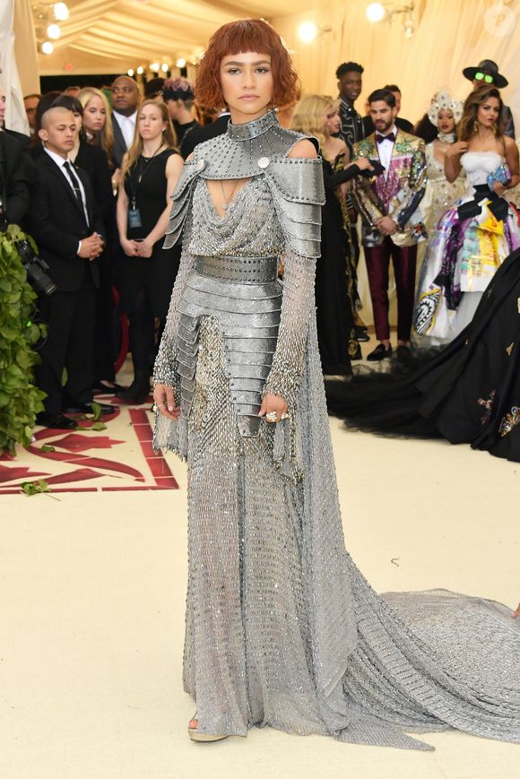 Zendaya usou lace ruiva curtinha com franjinha reta no Met Gala 2018