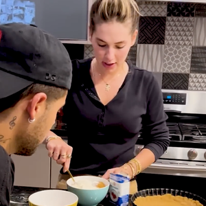 Enquanto a massa descansa, mistura o creme de leite com o doce de leite para criar um recheio leve