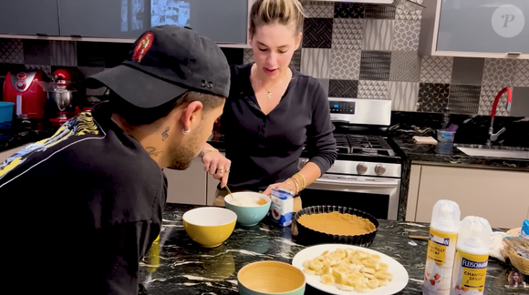 Enquanto a massa descansa, mistura o creme de leite com o doce de leite para criar um recheio leve