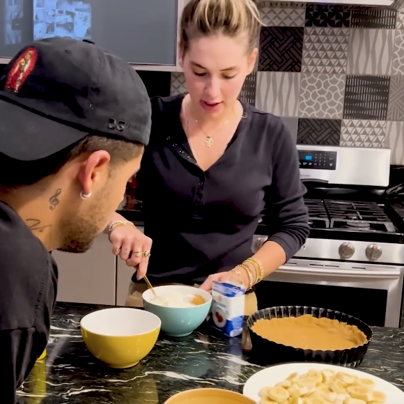 Enquanto a massa descansa, mistura o creme de leite com o doce de leite para criar um recheio leve