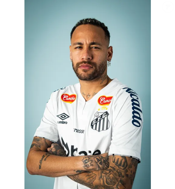 Embora muitos associem a postura imediatamente a uma atitude defensiva ou de bloqueio, especialistas em comportamento destacam que o gesto pode ter significados variados, dependendo do contexto emocional e corporal