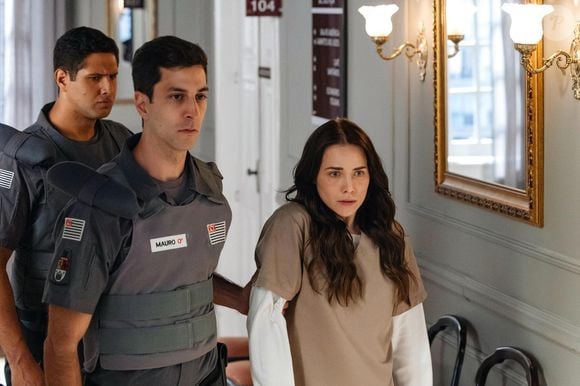 Adriana é levada para a cadeia após julgamento