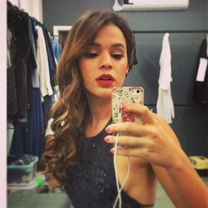 Bruna Marquezine usou vestido decotado nas costas para festa de inauguração do Galpão Cultural