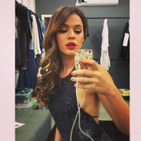 Bruna Marquezine usou vestido decotado nas costas para festa de inauguração do Galpão Cultural