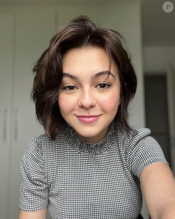 Cabelo curto com franja: a atriz Klara Kastanha aderiu a visual desconectado e moderno