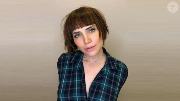 Cabelo de Letícia Colin feito por Neandro Ferreira: um Short Bob ou French Bob super texturizado e bagunçado (messy). Tem uma franja reta desfiada e irregular na altura das sobrancelhas. O corte é desfiado nas pontas na altura do maxilar. O castanho escuro tem luzes muito finas e sutis em tom chocolate