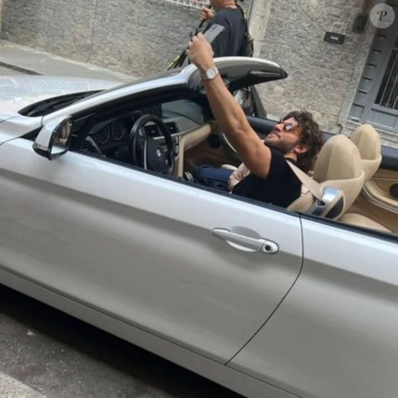 Apaixonado por carros antigos, Chay Suede já revelou que prefere usar os veículos no dia a dia em vez de apenas colecioná-los. 'A graça é inserir no contexto atual', afirmou o ator em entrevista à GQ Brasil
