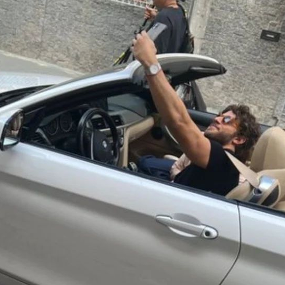 Apaixonado por carros antigos, Chay Suede já revelou que prefere usar os veículos no dia a dia em vez de apenas colecioná-los. 'A graça é inserir no contexto atual', afirmou o ator em entrevista à GQ Brasil