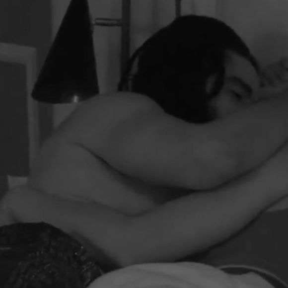 Embaixo do edredom, Diogo Almeida e Aline trocavam carícias quando o ator fez um pedido...