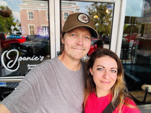 Brad Arnold morreu dormindo e cercado da família, segundo nota de falecimento publicada pela banda