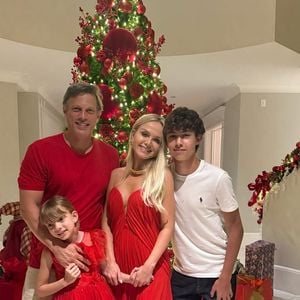 Natal dos famosos: Eliana faz foto oficial com a família
