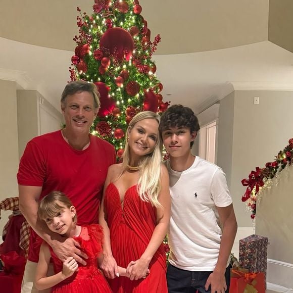 Natal dos famosos: Eliana faz foto oficial com a família