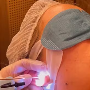 Um spa de orelhas, geralmente, oferece higienização profunda, hidratação, limpeza de impurezas, massagens areoculares e cuidados com piercing, brincos e demais joias