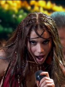 Apresentação de Anitta com referências à religião de matriz africana na TV Globo divide a web: 'Em pleno domingo de Páscoa'