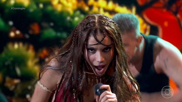 Apresentação de Anitta com referências à religião de matriz africana na TV Globo divide a web: 'Em pleno domingo de Páscoa'