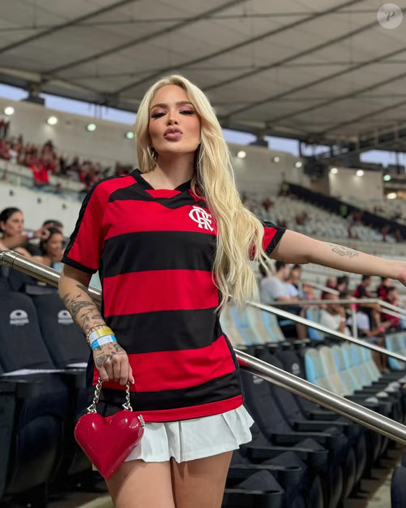 Para completar o visual rubro-negro, a camisa do Flamengo combina o tradicional vermelho e preto com o tênis da Nike