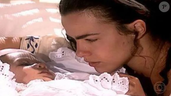 Giuliana (Ana Paula Arósio) é chamada às pressas para amamentar Aninha na novela 'Terra Nostra'